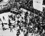 ZDROJ: http://img2.timeinc.net/ew/dynamic/imgs/080327/War-Movies/BATTLE-of-ALGIERS_l.jpg