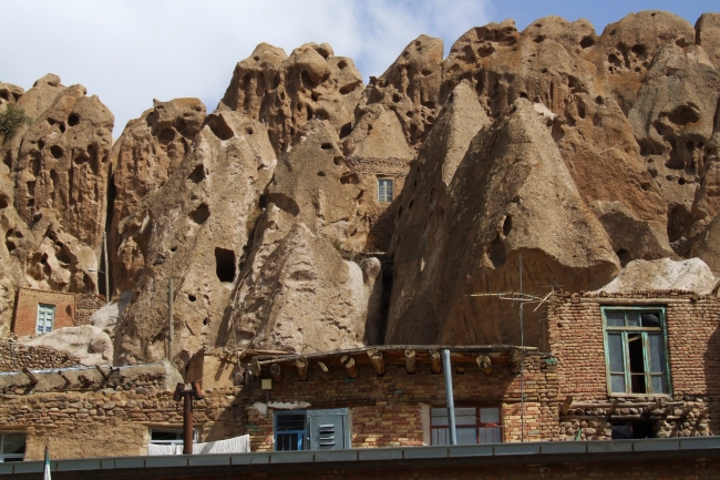 Kandovan - domaci vyhlbili domceky do tufovych kamenov