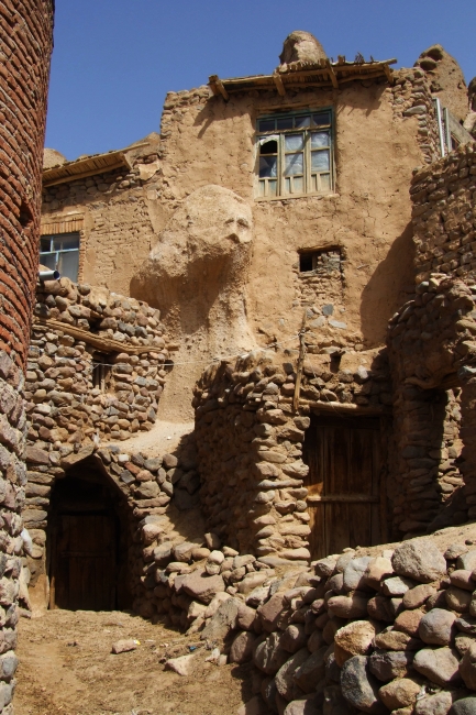 Kandovan - nie všetky domy vyhlbili do skal