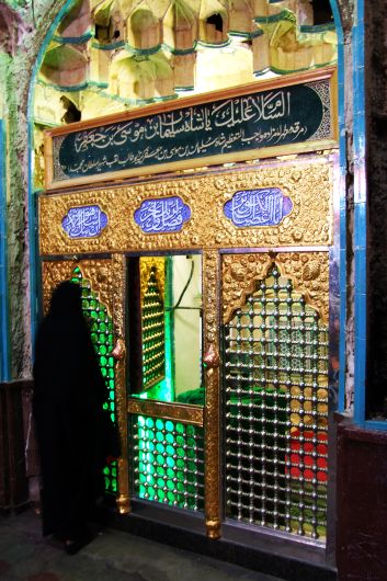 Kashan_zena v tradicnom cadore modliaca sa pri svatyni